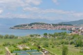letovanje makedonija smestaj Smeštaj: Sobe sa kupaonicom, parkingom, internetom, terasu sa pogledom na jezero Villa Ohrid Lake View studio 10 €ura po osobi apartmane